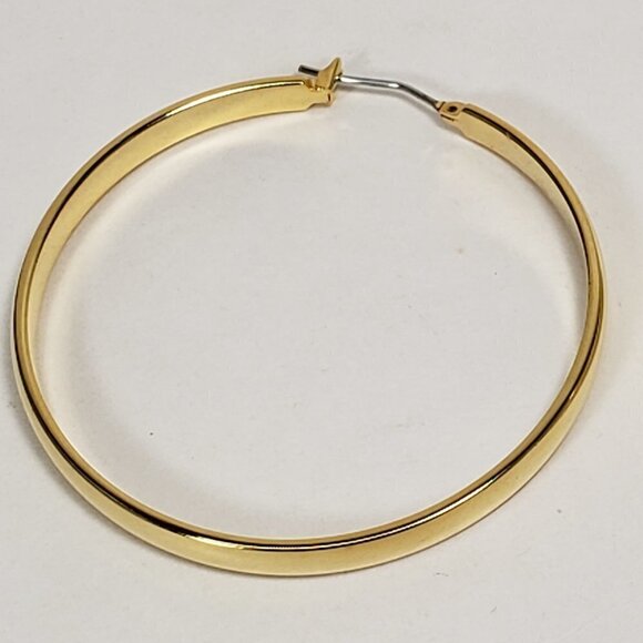 Women's Fashion Gold tone Big Hoop design Earrings - Stylish and Elegant - Picture 4 of 7